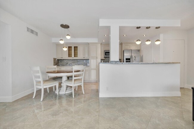 Building Photo - 720 Bayshore Dr