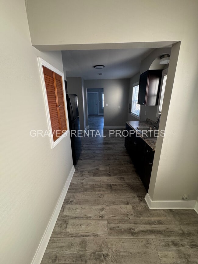 Building Photo - 1102 Oleanda Ave