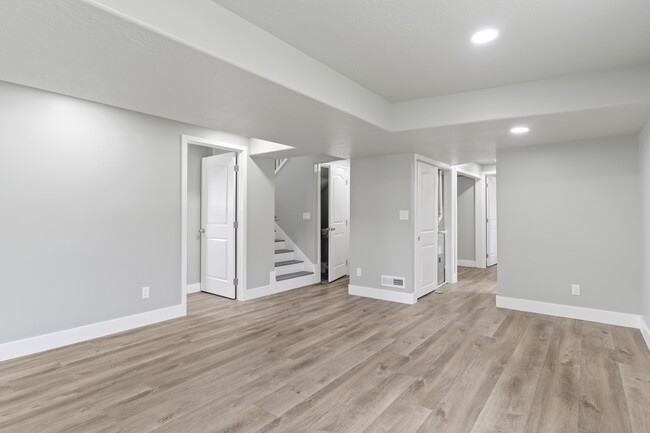 Building Photo - 579 6th St