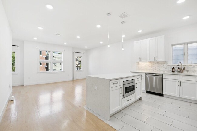 Building Photo - 131 Zabriskie St