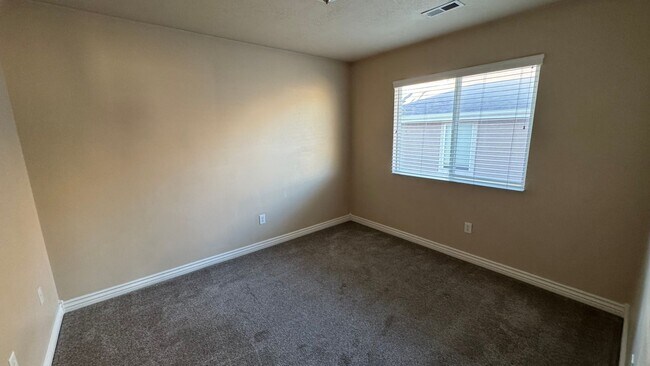 Building Photo - 3 bedroom 2.5 bath In Lehi!