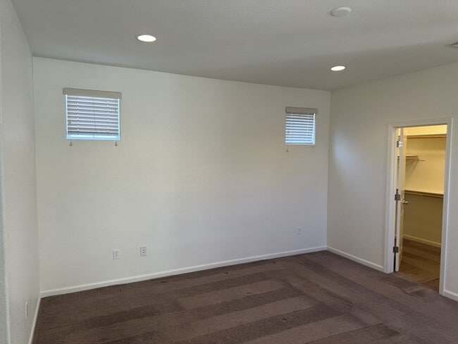Building Photo - Gorgeous Mountain House 4 Bedroom 3 Bath Home