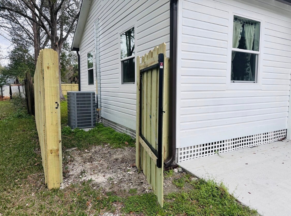 Building Photo - 329 NE 2nd St