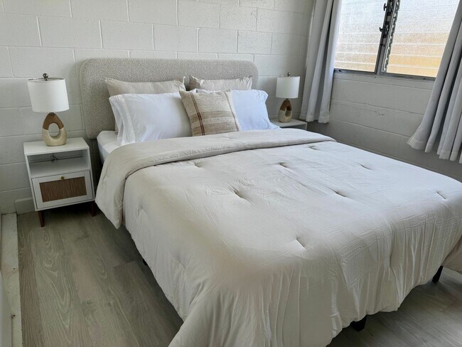 Building Photo - Upgraded Fully Furnished Condo w/ Assigned...