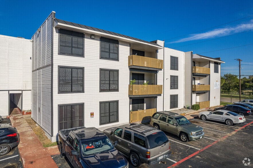 Building Photo - Parea Oak Lawn