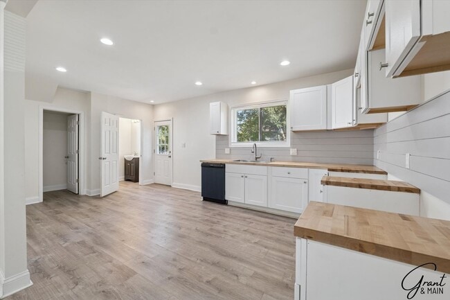 Building Photo - $1300 - Renovated 3 Bedroom