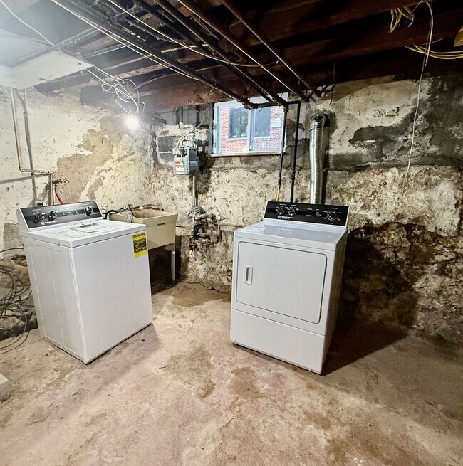 Building Photo - Just RENOVATED open floorplan 3 BED/1 BA H...