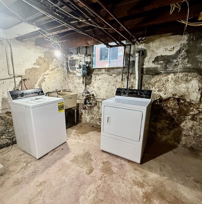 Building Photo - Just RENOVATED open floorplan 3 BED/1 BA HOME w/ WASHER/DRYER & large PATIO on Great Block in Sou...