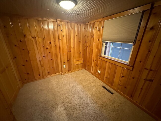 Building Photo - Beautiful Manitou Home With Sweeping Mount...