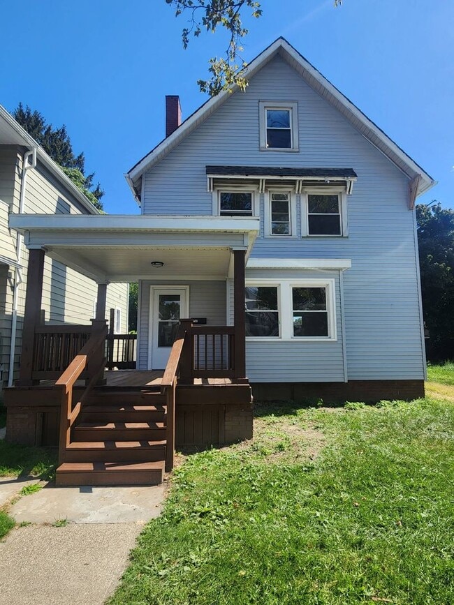Building Photo - Charming 3-Bedroom Property in Prime Location