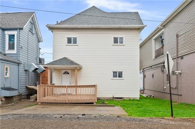 Building Photo - Charming 2-Bedroom Home with Tall Ceilings & Backyard Deck in Coraopolis