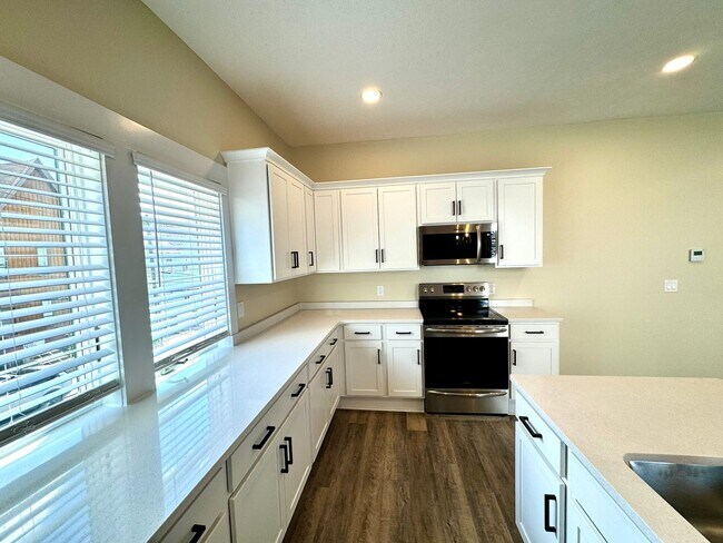 Building Photo - 206 Maple Ter