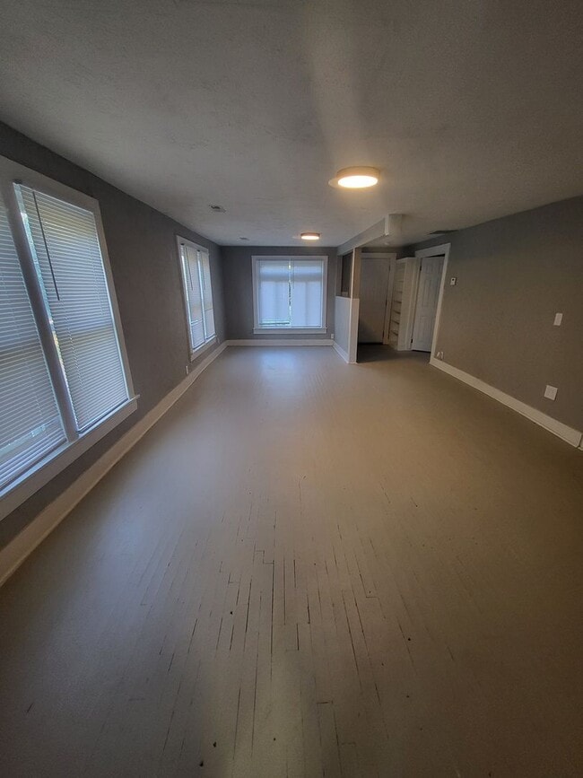 Building Photo - 3 bedroom, 1 bathroom home located in Joplin! Features washer and dryer hook ups, cozy layout, mo...