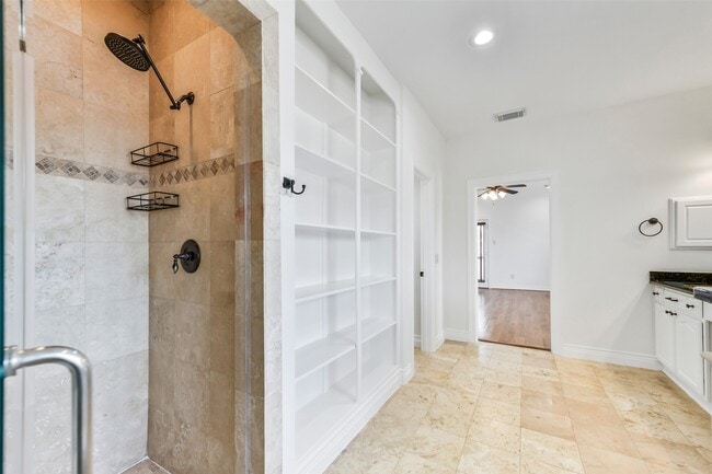 Building Photo - 1529 Rosewood St