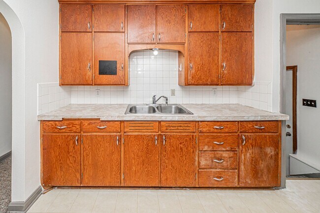 Building Photo - 411 W 5th St