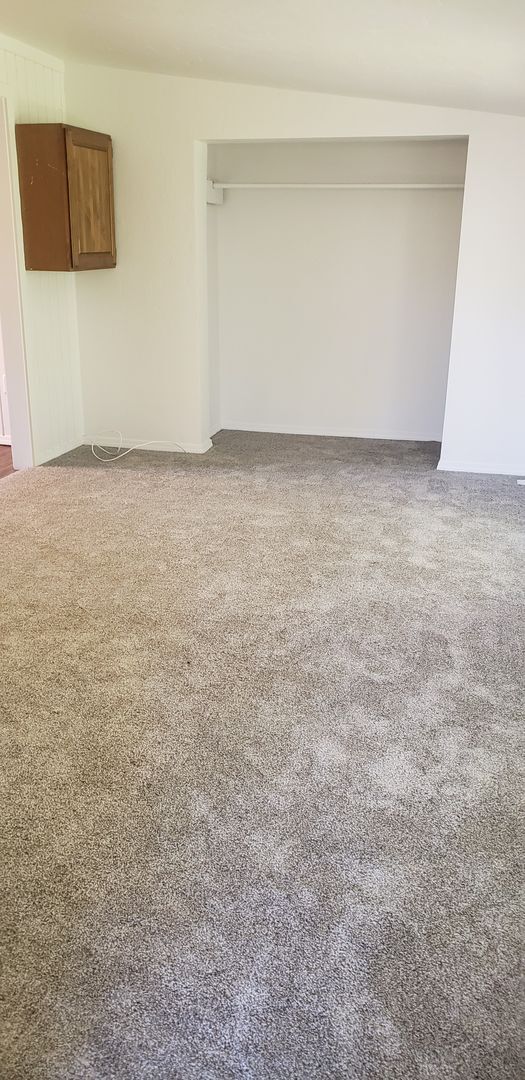 Building Photo - Nicely updated 3+ bedroom, 2 bath duplex
