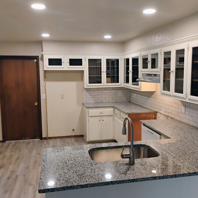 Building Photo - 10207 Shadowridge Dr
