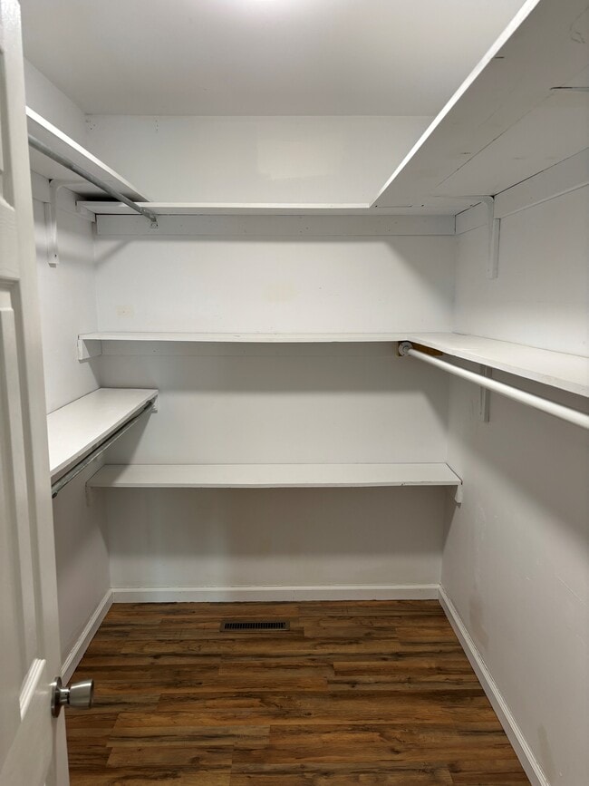 Building Photo - 60 Gingham Ln