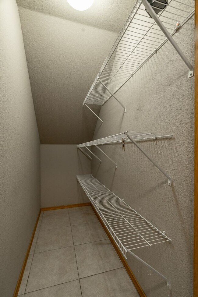 Building Photo - 4 Bedroom 2.5 Bath Townhome near UofA!  Available in August!!