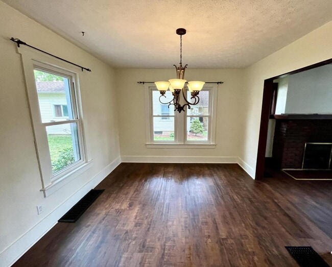 Building Photo - 604 N Park St