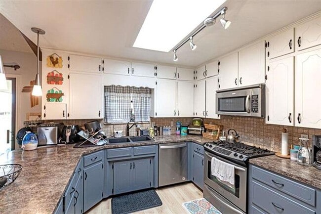 Building Photo - Beautiful 4 Bedroom/2 Bath Home