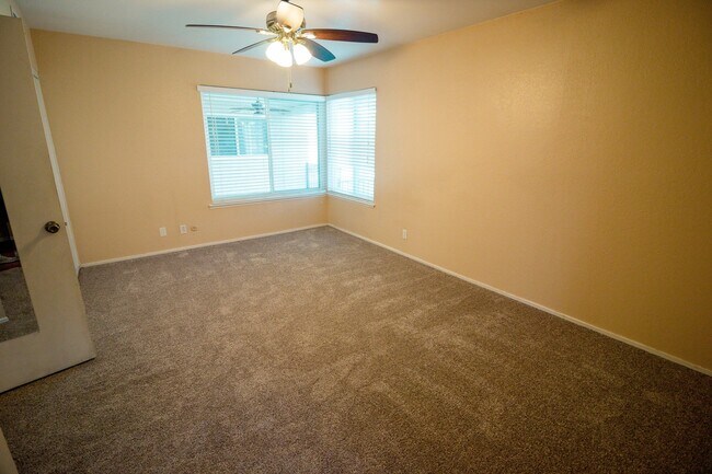 Building Photo - Spacious 4 Bed / 2 Bath Pool Home in Prime Corona Location!