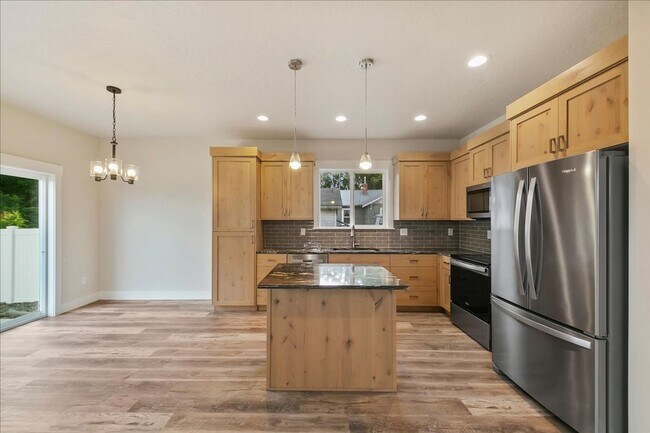 Building Photo - Spacious 3 Bed, 2.5 Bath Rental in Homedal...