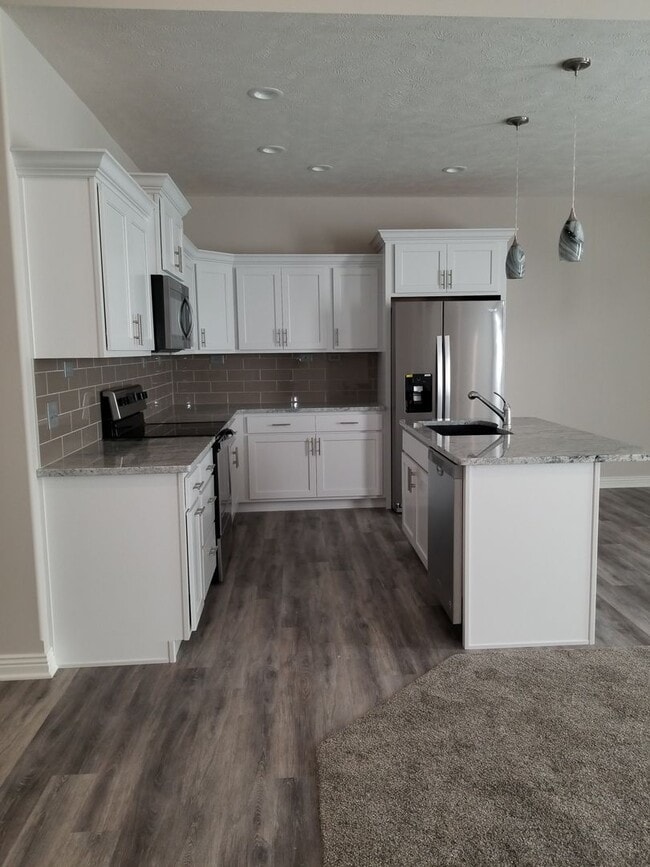 Building Photo - Daylight ranch townhome