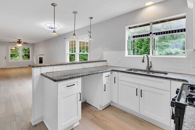 Building Photo - 5535 Thalman Dr