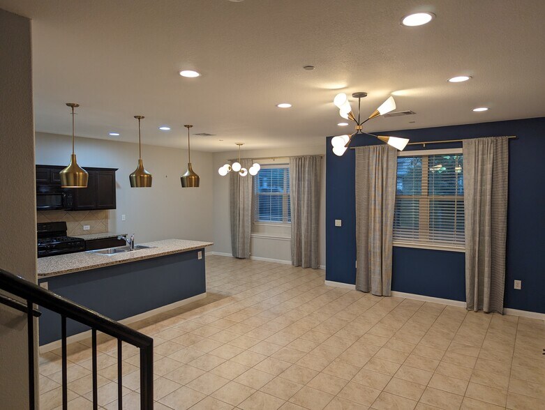 Building Photo - 2880 Donnell Dr