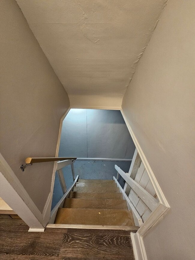 Building Photo - 3 Bed - 1 Full Bath Colonial available for...