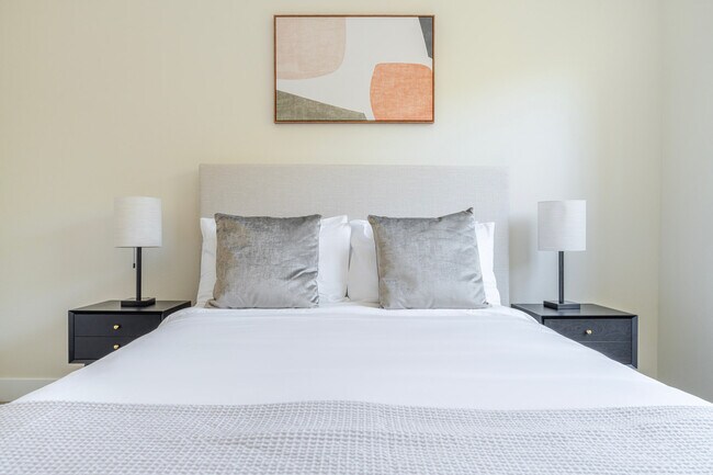 Building Photo - 1501 W Howard Ln