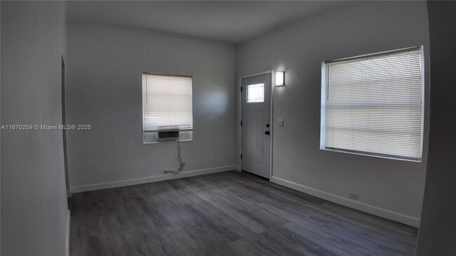 Building Photo - 568 E 49th St