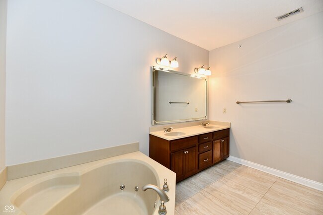 Building Photo - 8555 One W Dr