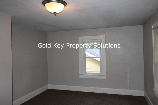 Building Photo - 604 N Alameda Ave