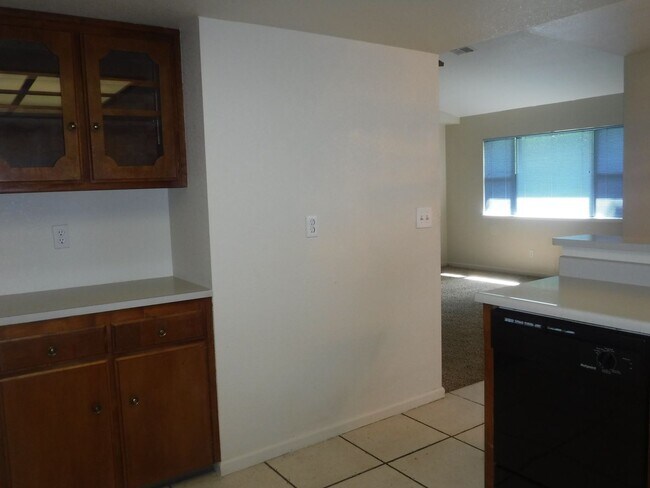 Building Photo - Great Neighborhood Close to Schools and Sh...
