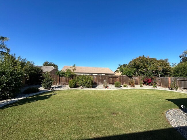 Building Photo - Beautiful 3 Bedroom/2 Bathroom + Office in...