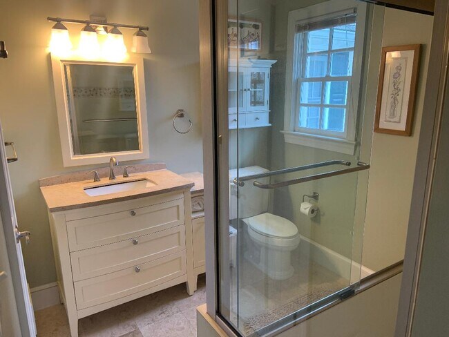 Generous bathroom size - 5804 Searl Ter