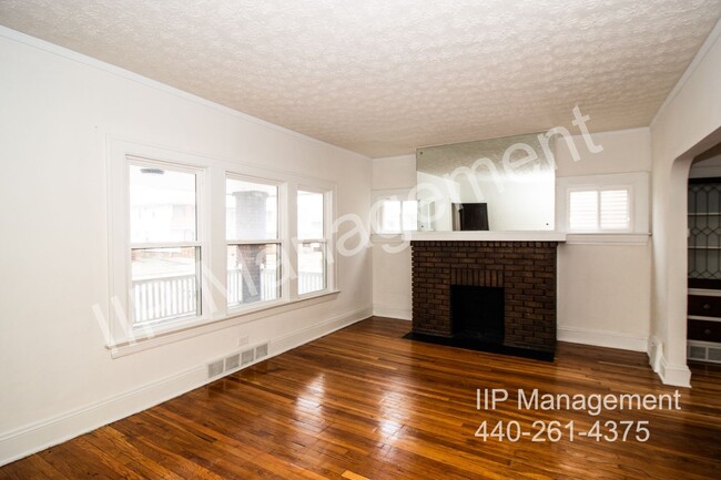 Building Photo - Stunning 2-Bedroom Down Unit in Lakewood, ...