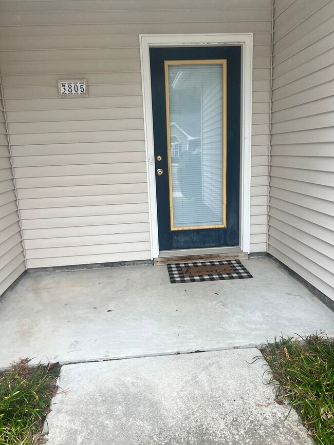 Building Photo - Three Bedroom Two Bath