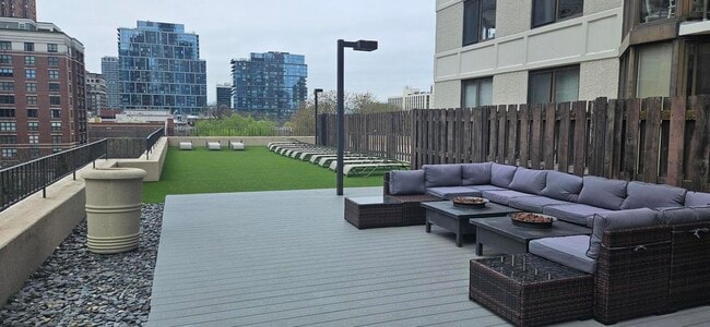 Building Photo - 33 W Delaware Pl