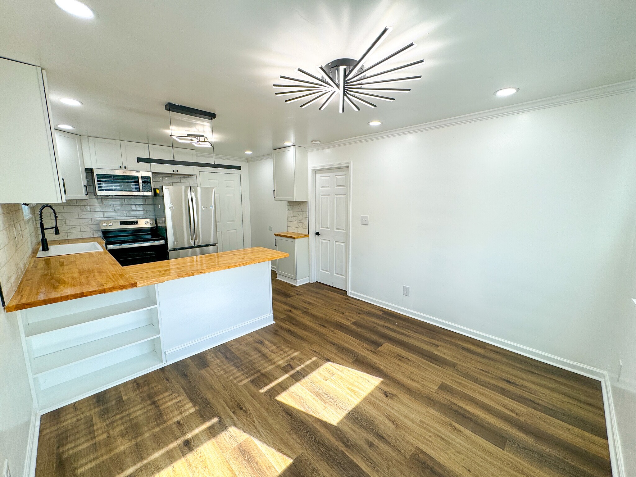 Building Photo - 711 W 44th St