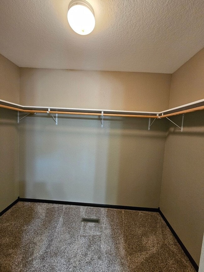 Building Photo - 4 BEDROOM | 3 BATH | TOWNHOME | GARAGE | WEST SIDE