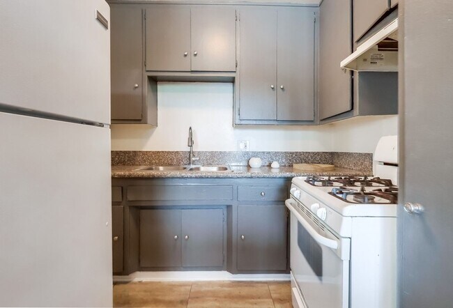 Building Photo - 6117 11th Ave