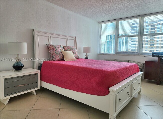 Building Photo - 2030 S Ocean Dr