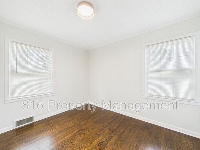 Building Photo - 1526 E Sea Ave