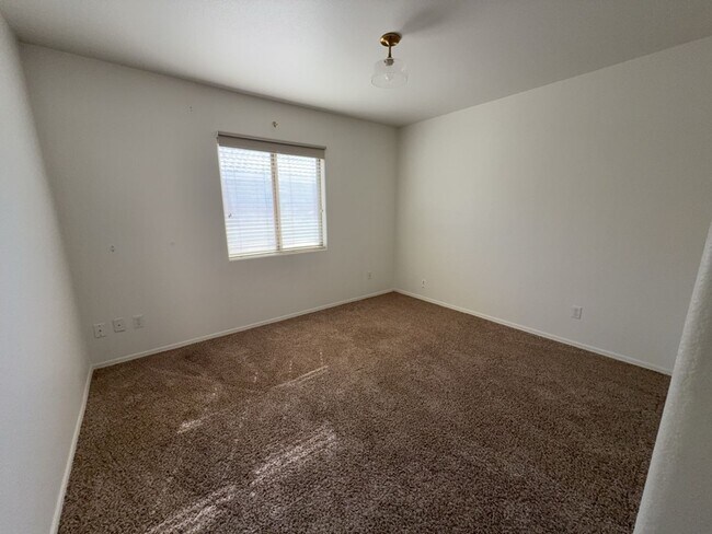 Building Photo - 3bedrom 2 bath
