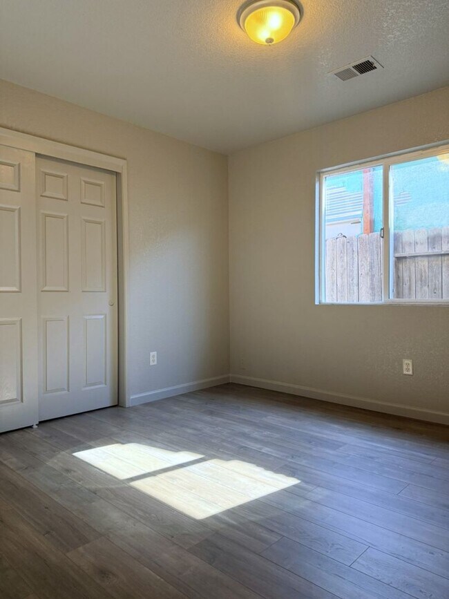 Building Photo - 4/2 with open floor plan Available NOW!!