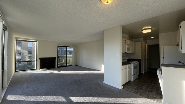 Building Photo - 1081 Beach Park Blvd