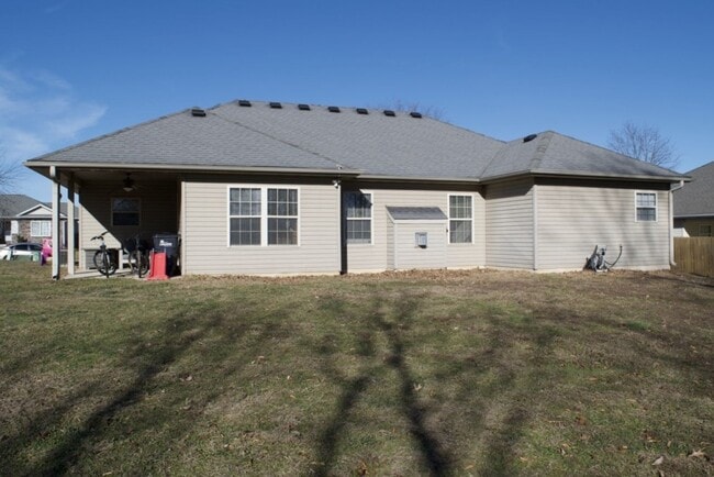 Building Photo - Nice 3 Bed 2 Bath House In Vanderveen Crossing!